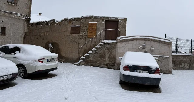 Aksaray ın Güzelyurt ilçesi, çiçek açmış meyve ağaçları ve yağan karla ilçe beyaza büründü Aksaray Haberleri