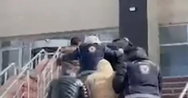 Kars ta durdurulan hafif ticari araçtan 6 kaçak göçmen çıktı Kars Haberleri