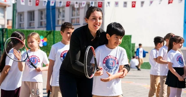 Eski milli tenisçi, ilkokul öğrencilerine ilham oldu İzmir Haberleri