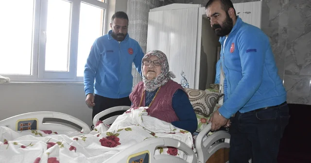 Yatağa bağımlı hastanın ortopedik yatak sevinci Bitlis Haberleri