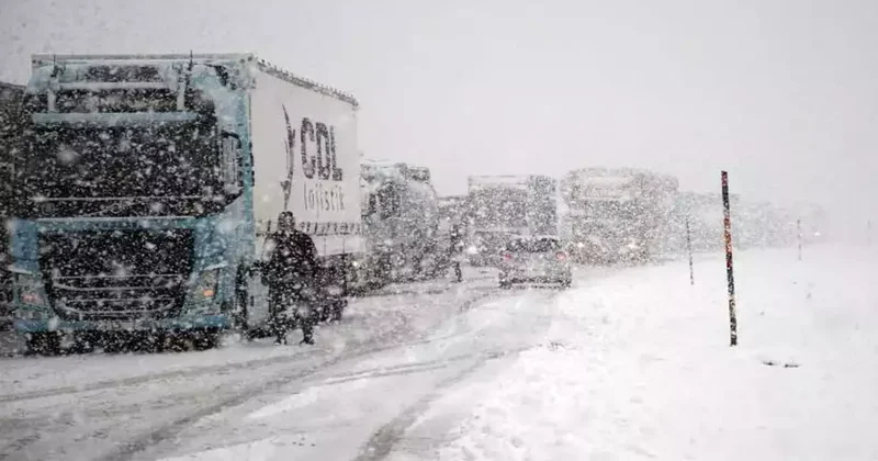 Yoğun kar kara yolunu kapattı! Ulaşım kontrollü sağlanıyor