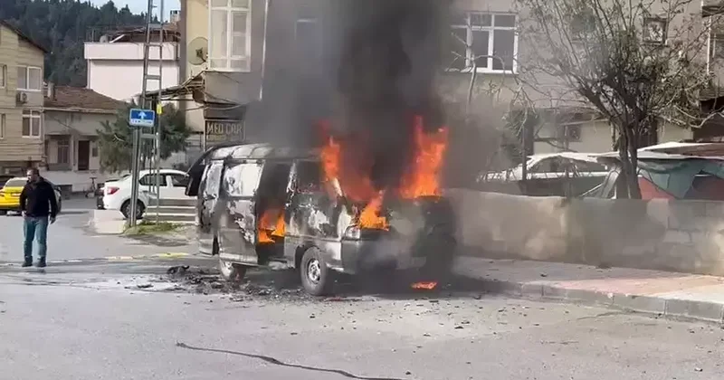Ataşehir de hafif ticari araç alev alev yandı