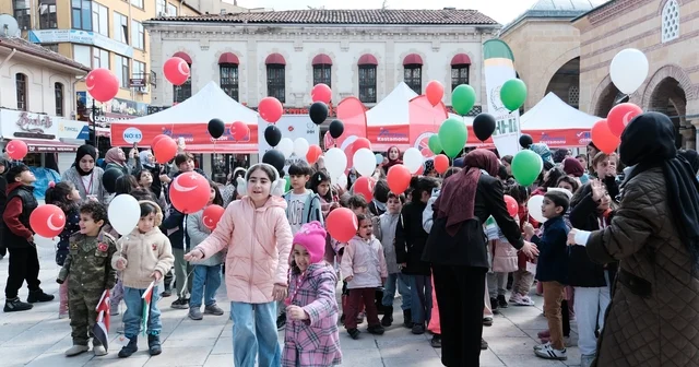 Çocuklar Filistin için yazdıkları mektupları balonlarla gökyüzüne bıraktı Kastamonu Haberleri