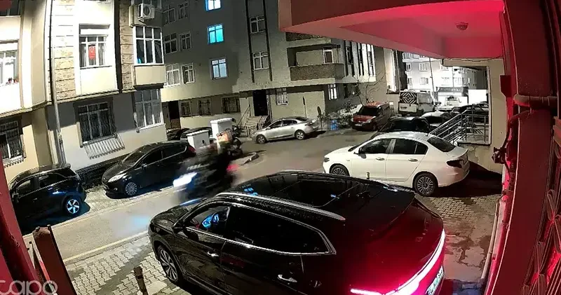 Üsküdar da yol verme nedeniyle tartıştıkları kişinin otomobilini kurşunladılar