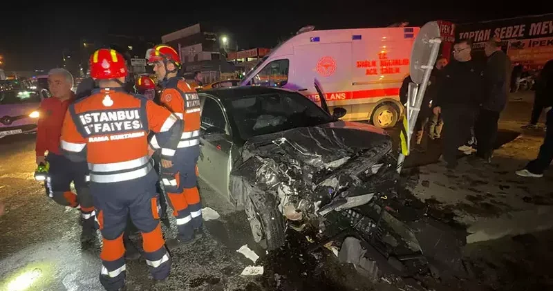 Avcılar da seyir halindeki iki otomobil kafa kafaya çarpıştı: 4 yaralı