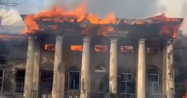 Ukrayna duyurdu: Rusya’nın hava saldırısı sonucu Harkiv’de tarihi yapı yandı VİDEO İZLE