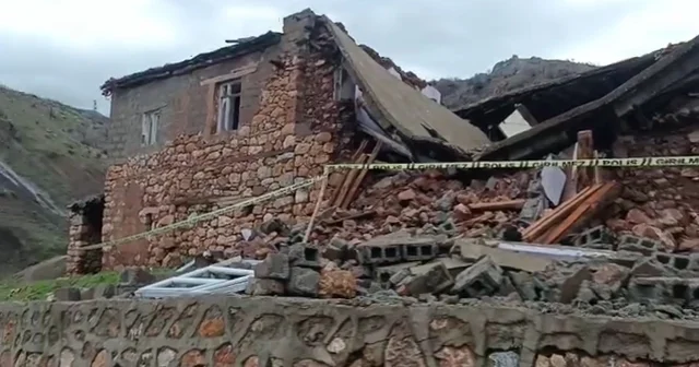 Siirt te sağanağın etkisiyle metruk ev çöktü Siirt Haberleri