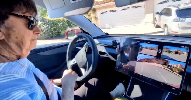 93 yaşında direksiyon salladı: Otonom araçla gelen özgürlük