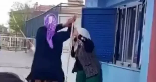 Iğdır da okul bahçesinde sopalı kavga! Olay anı kamerada