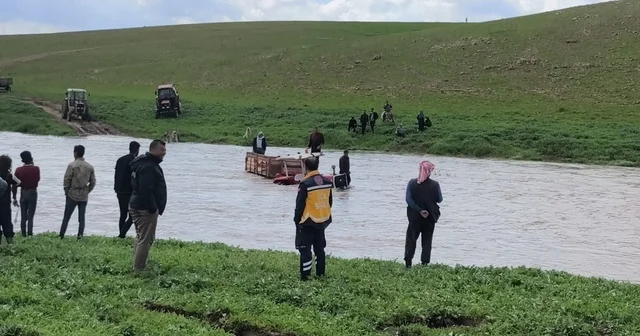 Traktörle dereden geçerken mahsur kalan 3 kişi kurtarıldı Şanlıurfa Haberleri