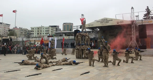 Şanlıurfa da kurtuluş günü coşkusu Şanlıurfa da kurtuluşun 106. yılına görkemli kutlama Şanlıurfa Haberleri
