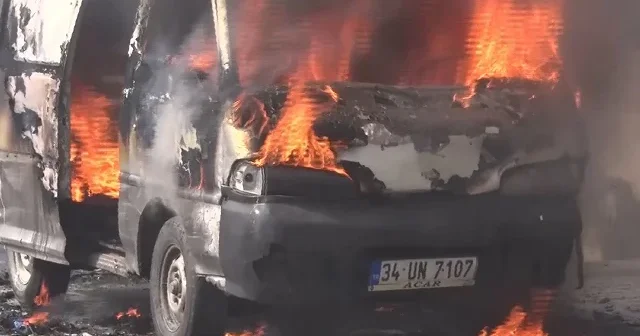 Ataşehir’de korkutan yangın: Park halindeki minibüs alevlere teslim oldu VİDEO İZLE