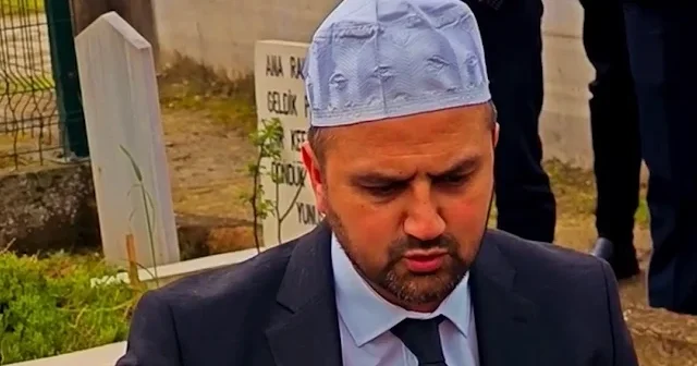 İmamdan dinleyenlerin kalplerini ısıtan tilavet: Şehitlikte kucağında kediyle Kur’an okudu VİDEO İZLE