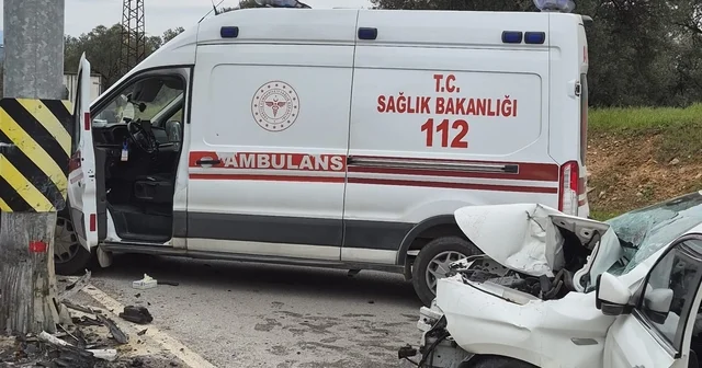 Balıkesir de otomobilin direğe çarptığı kazada 3 kişi yaralandı Balıkesir Haberleri