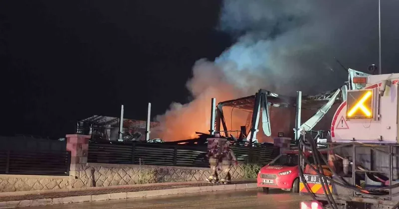 Ankara’da bir ilaç fabrikası çıkan yangın sonrası kullanılamaz hale geldi