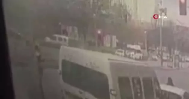 Sultangazi de yasağı dinlemeyip dönmeye çalıştı, motosikletliye böyle çarptı