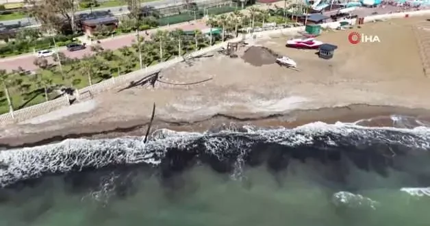 Alanya’da sahildeki siyah tabaka önce tedirgin etti, gerçek sonradan ortaya çıktı