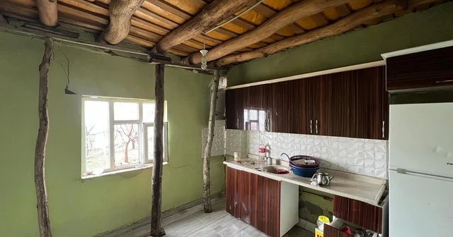 Yüksekova da yıldırım düşen evin duvarı boydan boya yarıldı Hakkari Haberleri