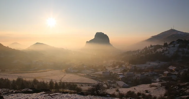 Gün doğumunda sis altında kalan kale kendisine hayran bıraktı Afyonkarahisar Haberleri