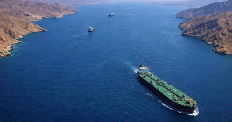 Müzakereler devam ederken Hürmüz den ilk ABD gemileri geçti