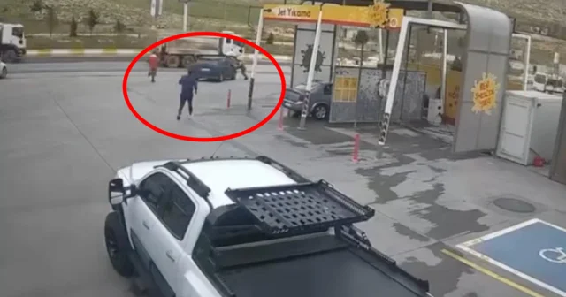 El freni çekilmeyince hareket eden otomobili çevredekiler durdurdu; o anlar kamerada Mardin Haberleri