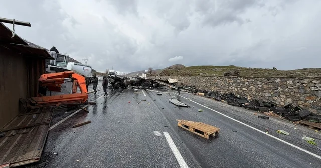 Karayolları bakım aracı ile TIR çarpıştı; 1 i ağır, 3 yaralı Bitlis Haberleri