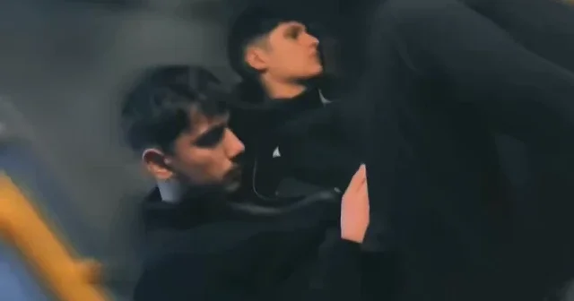 Toplu taşımada pes dedirten görüntüler: Hem koltuklara bastılar hem sigara içtiler VİDEO İZLE