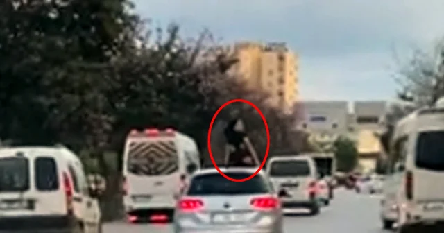 Seyir halindeki aracın üzerinde dans etti Antalya Haberleri