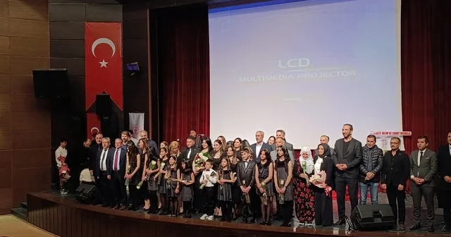 Elazığ da öğretmen, veli ve öğrencilerden oluşan koro büyük beğeni topladı Elazığ Haberleri