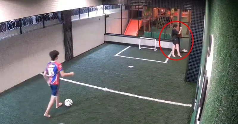 Dehşet anları kamerada! Elektrik akımına kapılan arkadaşını böyle kurtardı