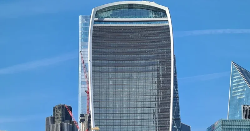 Mühendislik hatası şehri yaktı: Dükkan vitrinleri çatlıyor, lüks araçlar bile eriyor!