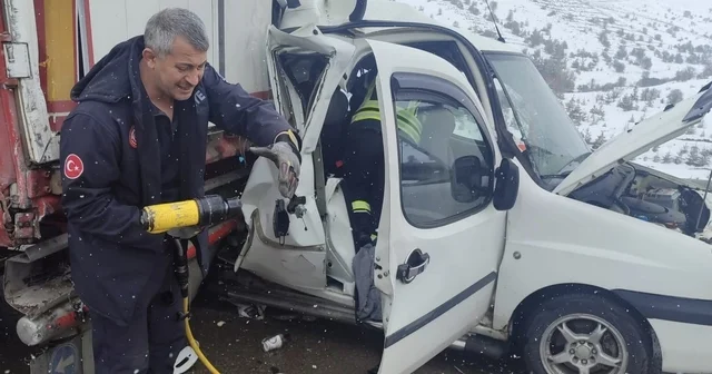Aşkale yolunda feci kaza: Hafif Ticari araç, Tır a arkadan çarptı, 2 ölü 3 yaralı Erzurum Haberleri