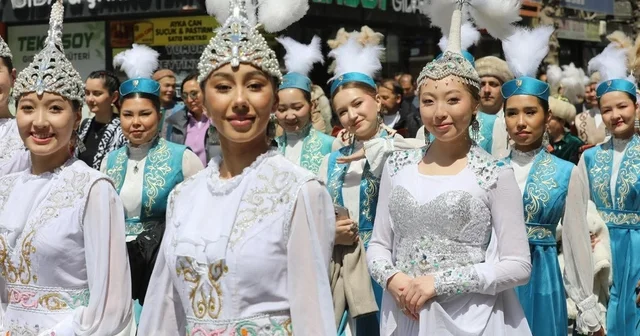 Niğde de nevruz coşkusu kortejle başladı Niğde Haberleri