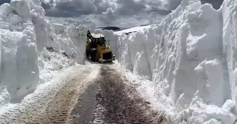 Nisan ayında şaşırtan manzara! 4 metrelik kar tünelini gören dönüp bir daha bakıyor