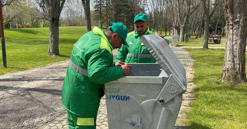 Kalpleri ısıtan görüntü: Temizlik işçileri tahterevallide eğlendi