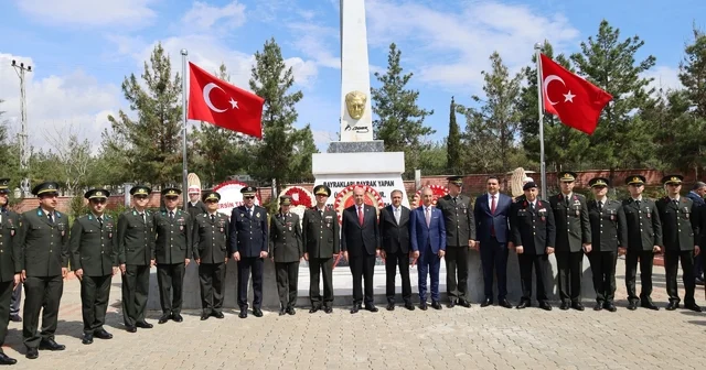 Eski KKTC Cumhurbaşkanı Tatar, Şanlıurfa nın kurtuluşunun 106. yıl dönümü törenine katıldı Şanlıurfa Haberleri