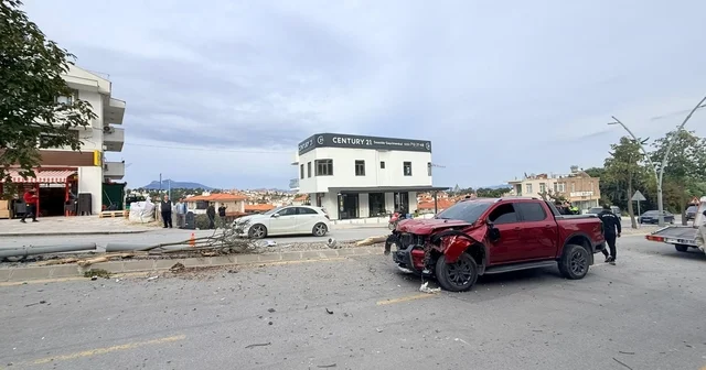 Direksiyon hakimiyetini kaybetti, 2 ağaç ve elektrik direğini yerinden söktü Muğla Haberleri