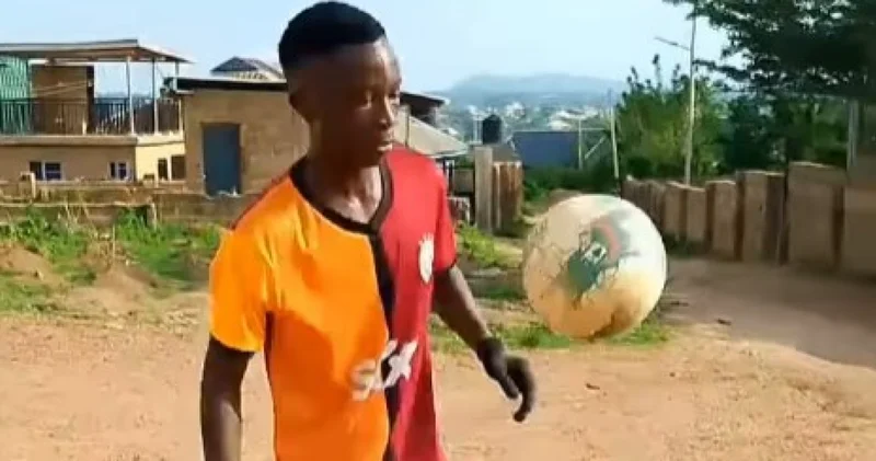 Afrika dan tüm dünyaya seslendi: Sosyal medya futbolcu olmak isteyen Samson u konuşuyor