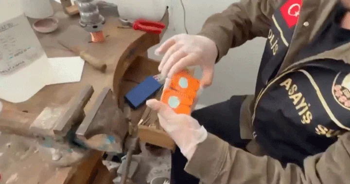 Fatih te sahte altın imalathanesine baskın: 472 sahte altın ile çok sayıda sahte bilezik ele geçirildi