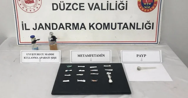 İstanbul dan aldığı uyuşturucu maddeleri Düzce de satacağı öğrenilen şahıs yakalandı Düzce Haberleri