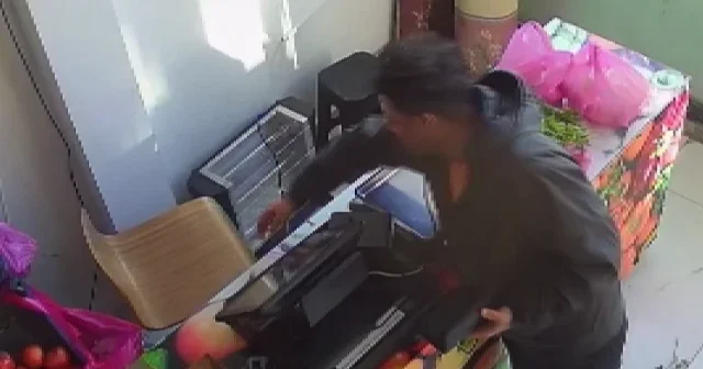 Boş dükkanda alışverişini yapıp parasını kasaya bıraktı VİDEO İZLE