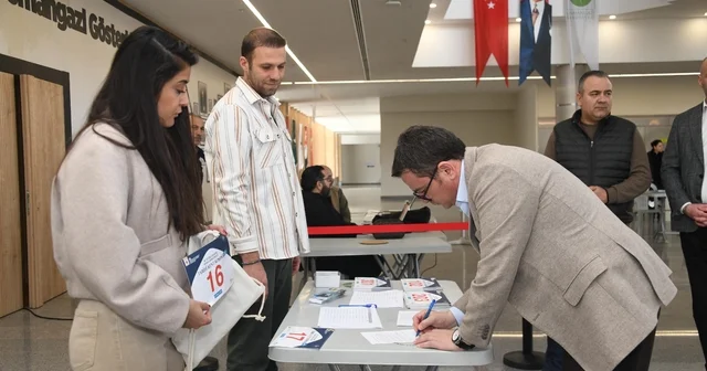 Uluslararası Osmangazi tarihi kent koşusu nda bin 418 sporcu yarışacak Tarihi koşu öncesi sporcular numaralarını aldı Başkan Aydın tarihi koşuda yer alacak Bursa Haberleri