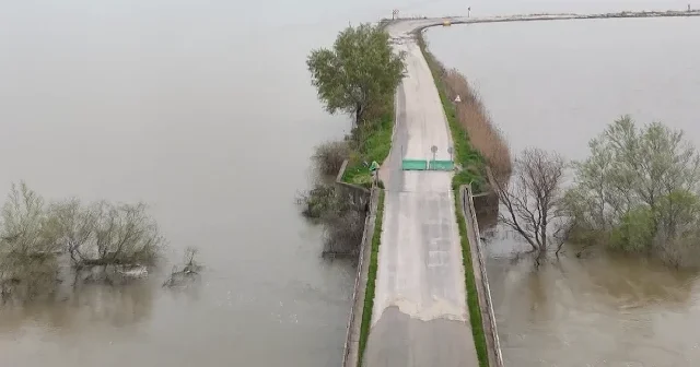 Bursa da Karacabey Ovası göle döndü: 10 bin dönüm tarım arazisi sular altında kaldı VİDEO İZLE