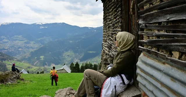 Kar kütlelerinden bahar çiçeklerine yürüdüler Livade Yaylası ndan Kirazlık Köyü ne adım adım bahar Gümüşhane Haberleri