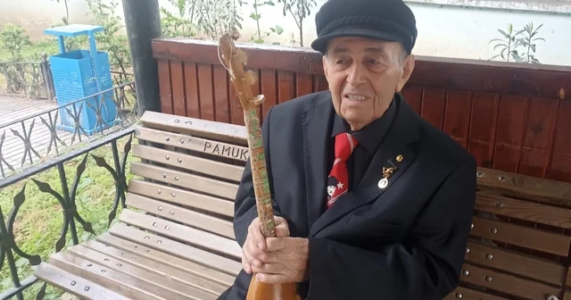 Sanatın çınarı elinde curasıyla gençlere türküleri sevdiriyor Denizli Haberleri