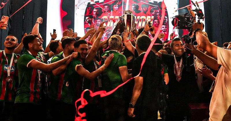 Süper Lig e yükselen Amedspor şampiyonluk kupasını Diren ha şarkısı eşliğinde kaldırdı