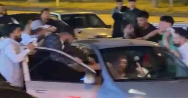 Durdukları araçtaki iki kişiyi böyle darp ettiler VİDEO İZLE