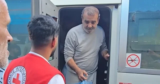 İsrail in alıkoyduğu 5 Filistinli tutsak serbest bırakıldı VİDEO İZLE