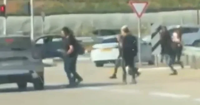 İsrailliler Filistinlilerin araçlarına saldırdı VİDEO İZLE