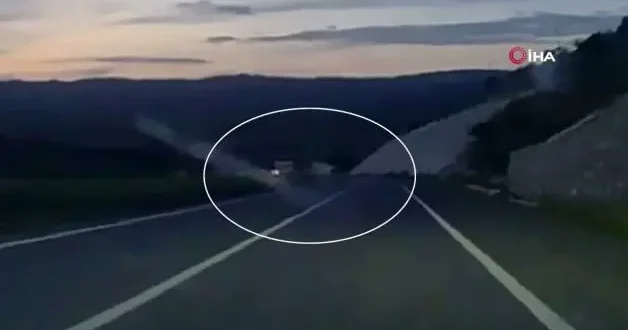 Otomobilin taklalar attığı an kameraya yansıdı